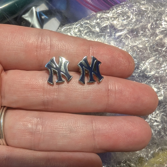 Silver NY Yankees Logo Earrings - Picture 1 of 3